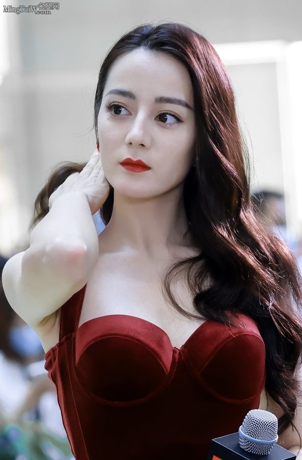 迪丽小热巴身穿低胸紧身裙这身材太好了(18/22)