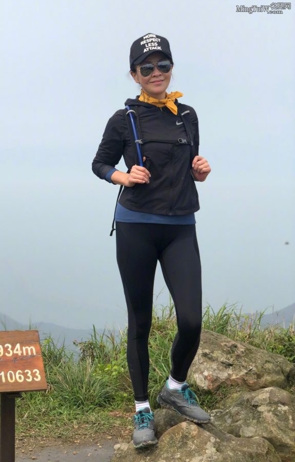 刘嘉玲登山穿弹力紧身裤显健美长腿(1/21)