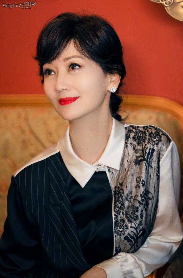 赵雅芝穿性感红底细高跟且穿丝袜(6/7)