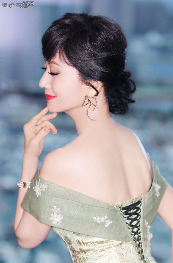 成熟韵味女星赵雅芝赵雅芝的光滑美背(1/5)