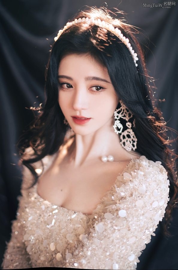 长发美女鞠婧祎低胸秀沟气息芬芳(3/7)