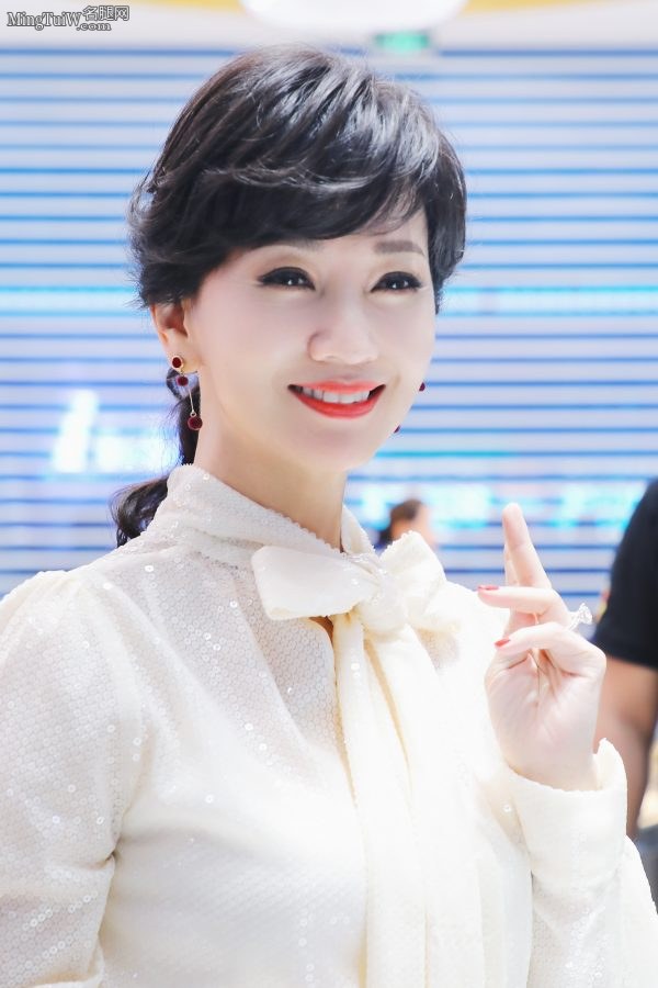 极具女人味的女明星赵雅芝的丝袜高跟(4/4)