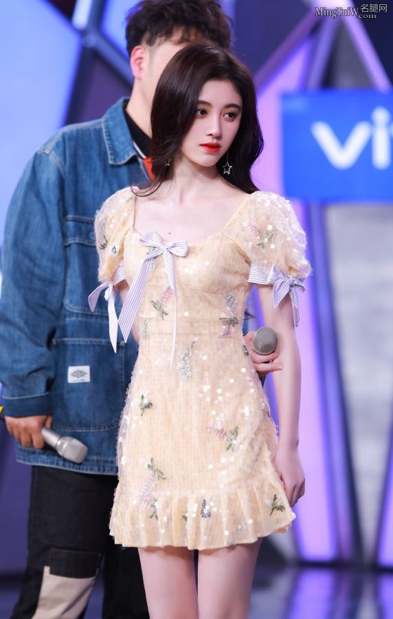 超美妹子鞠婧祎录制快本美腿细长(3/5)