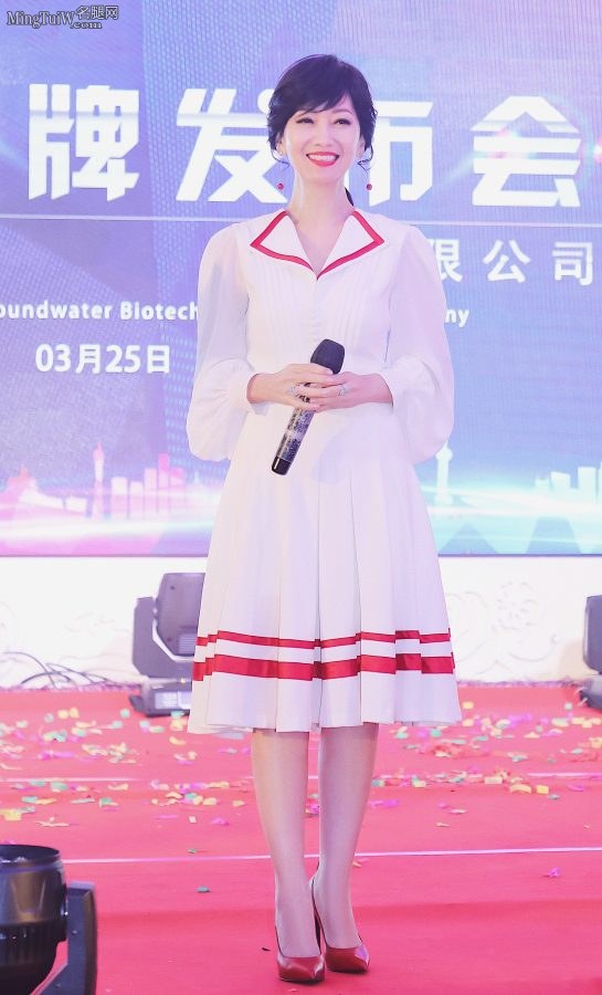 赵雅芝红唇皓齿脚穿尖头红色高跟玉腿顺滑(1/4)