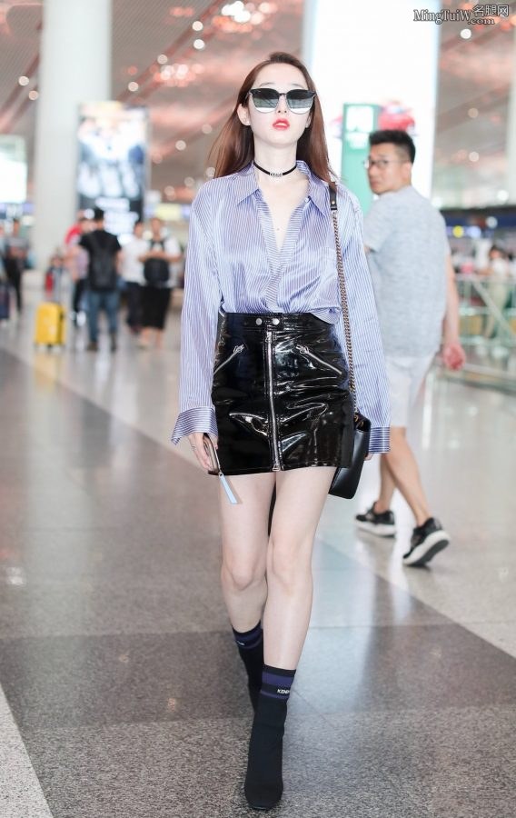 蒋梦婕穿超短小皮裙外出露出超白皙的美腿(7/17)