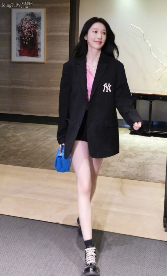 张俪身穿黑色西装两条长腿性感迷人(5/9)