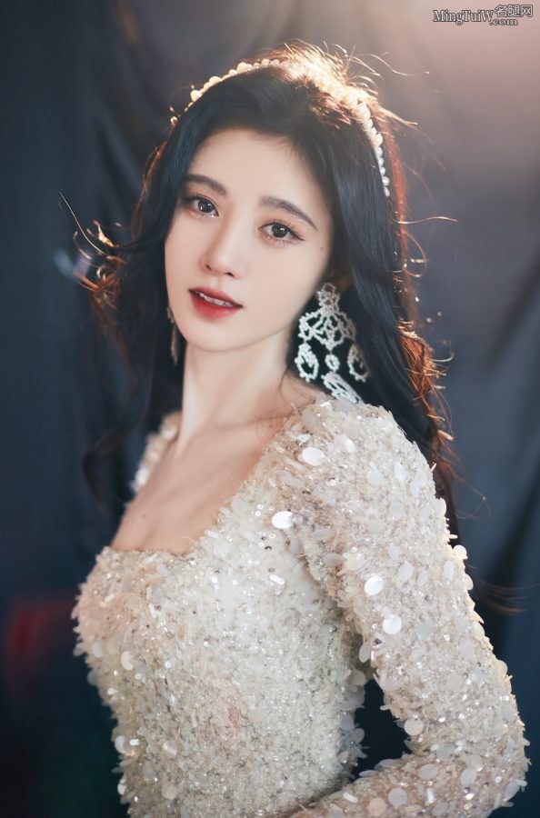 长发美女鞠婧祎低胸秀沟气息芬芳(7/7)