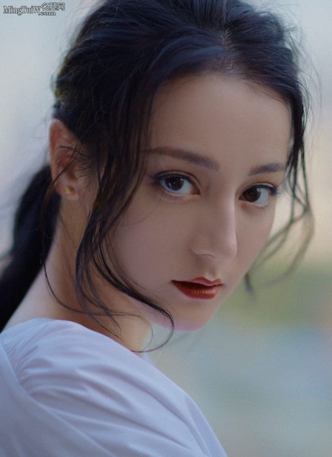 迪丽热巴穿白裤大脚板踩透明细跟凉拖(6/11)
