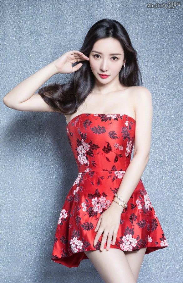 Liu Yan looks so beautiful in a photo shoot in a strapless short skirt(1/9)