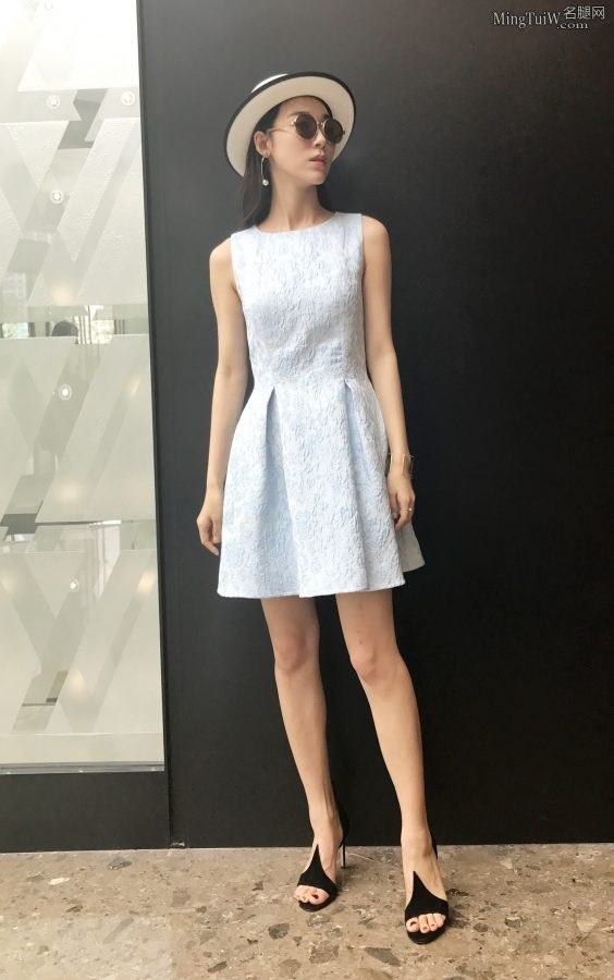 宁心小白裙脚穿有特点的高跟鞋(2/6)