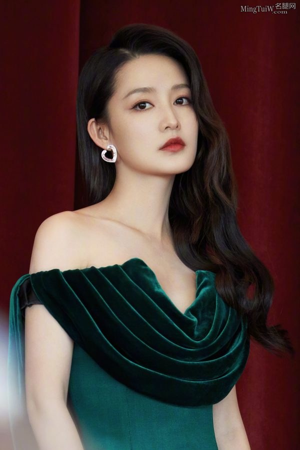 女星李沁穿修身晚礼服露美背玉肩(5/9)