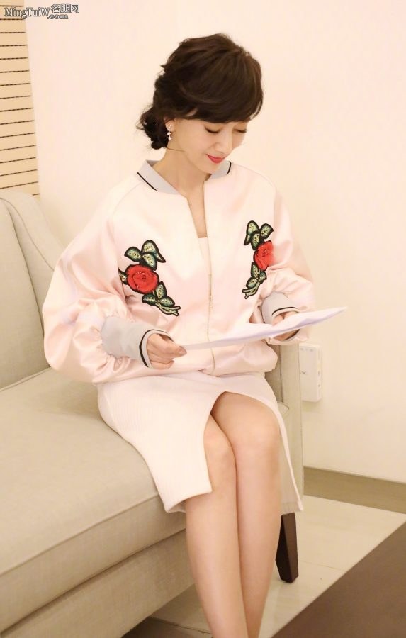 不老女神赵雅芝穿开叉裙露出光滑的玉腿(1/3)