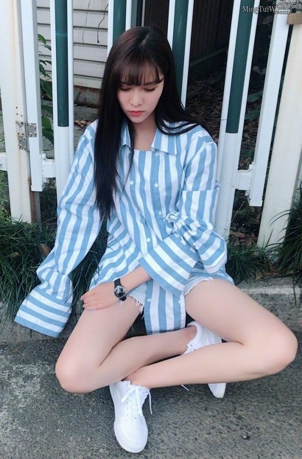 宋妍霏盘腿坐姿小合集(3/8)