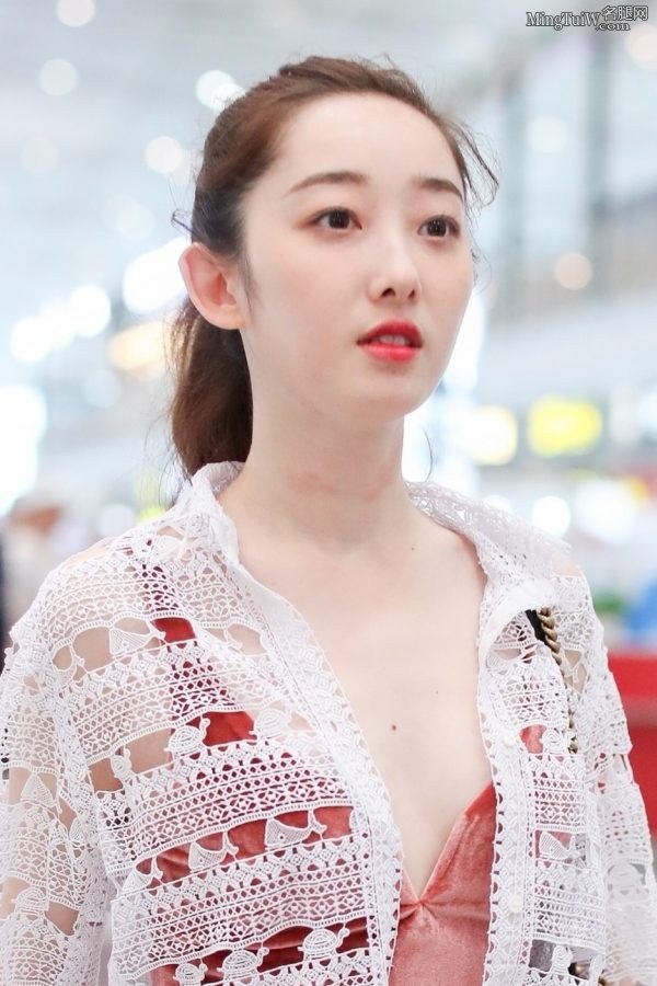 蒋梦婕机场街拍心胸开阔嘟嘴可爱(5/6)