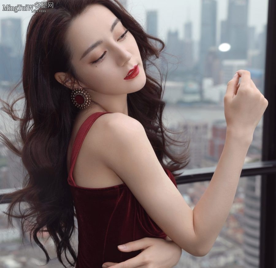 迪丽小热巴身穿低胸紧身裙这身材太好了(3/22)