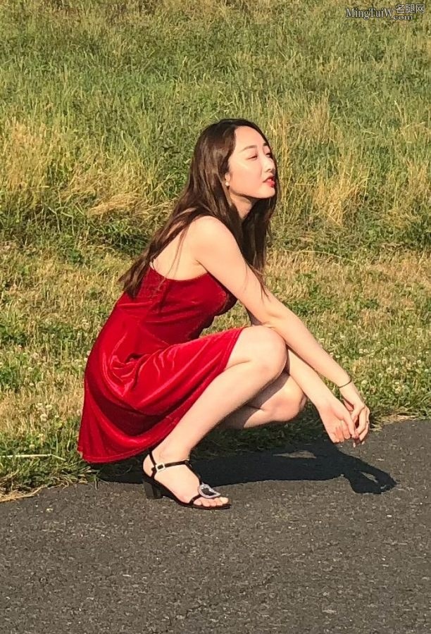 蒋梦婕穿吊带红裙手机拍美照(6/9)