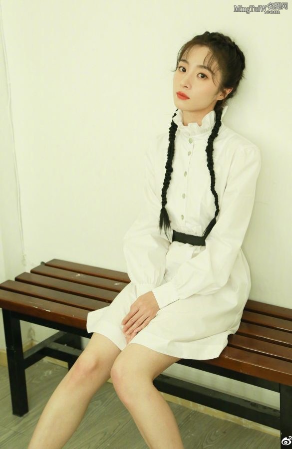 胡冰卿两条长辫子演绎纯情少女(3/6)