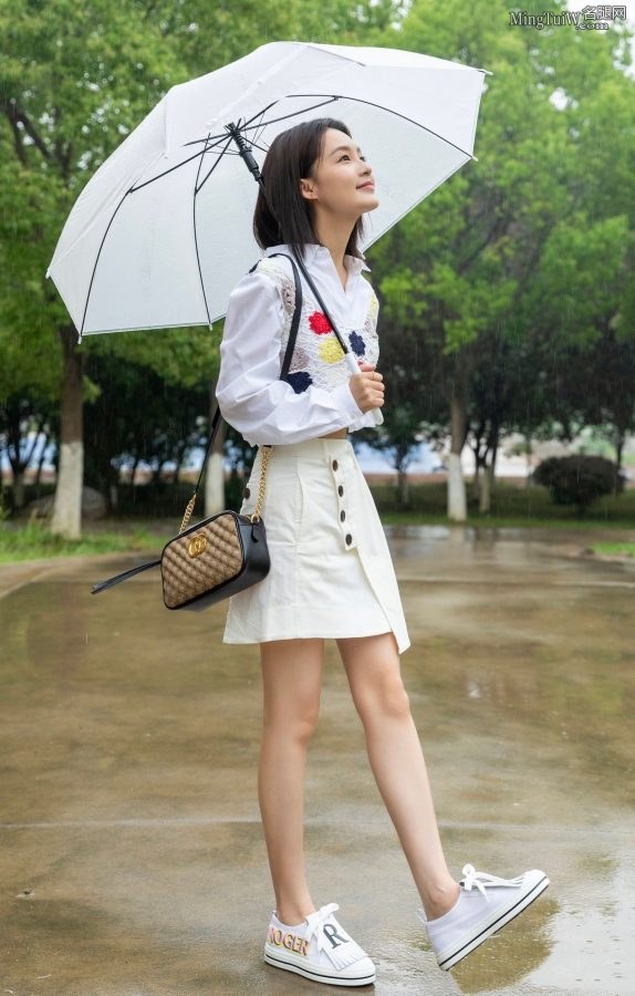 李沁雨中撑伞玉腿纤细想对她表白（第3张/共4张）