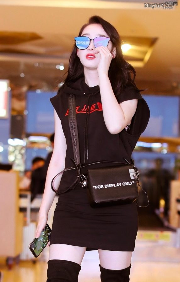 蒋梦婕长靴美腿在机场抓紧时间玩王者荣耀(6/6)