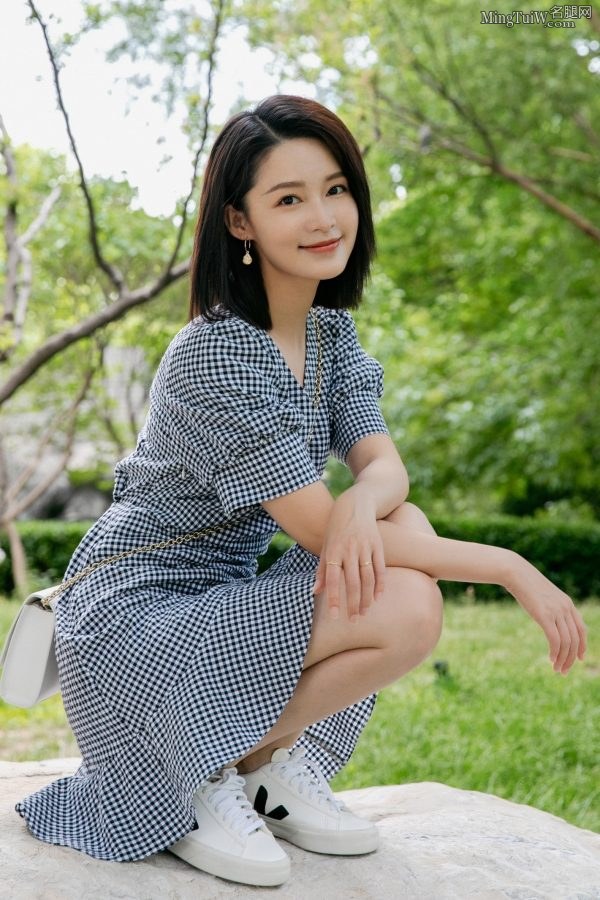 甜甜的李沁在夏日午后秀玉腿(2/2)