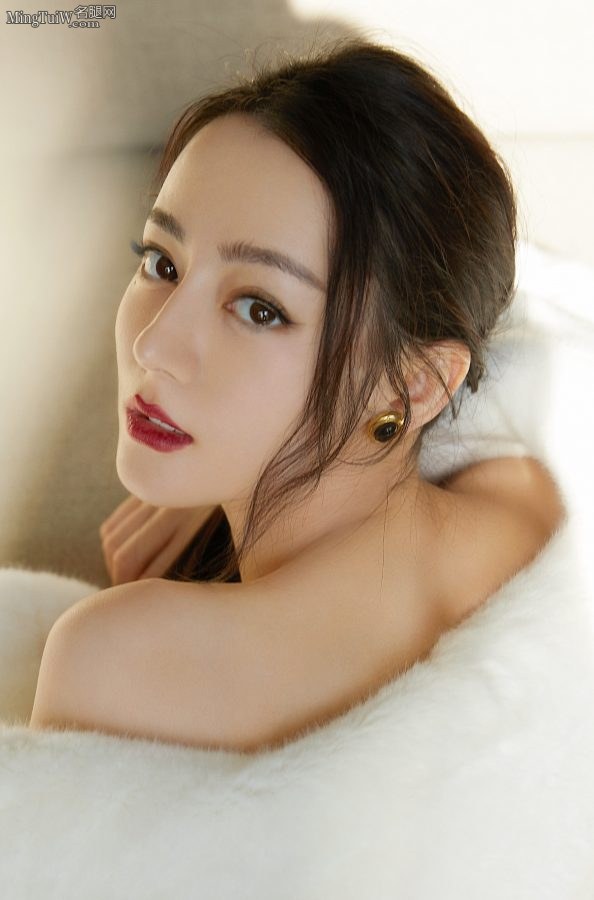 迪丽热巴穿修身开叉裙配jimmy choo过膝长靴演绎优雅性感气质(9/12)