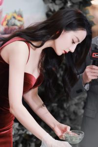 迪丽小热巴身穿低胸紧身裙这身材太好了