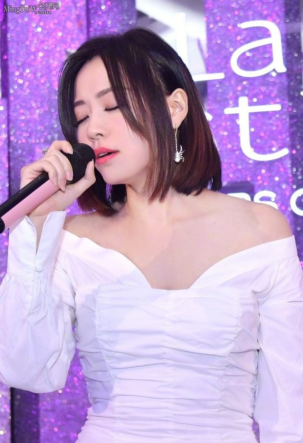 海豚音公主张靓颖完美的直腿换了两双不同的高跟(2/5)