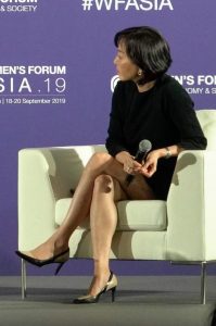 光辉国际女老总艾丽西亚·易参加高端论坛跷二郎腿坐姿