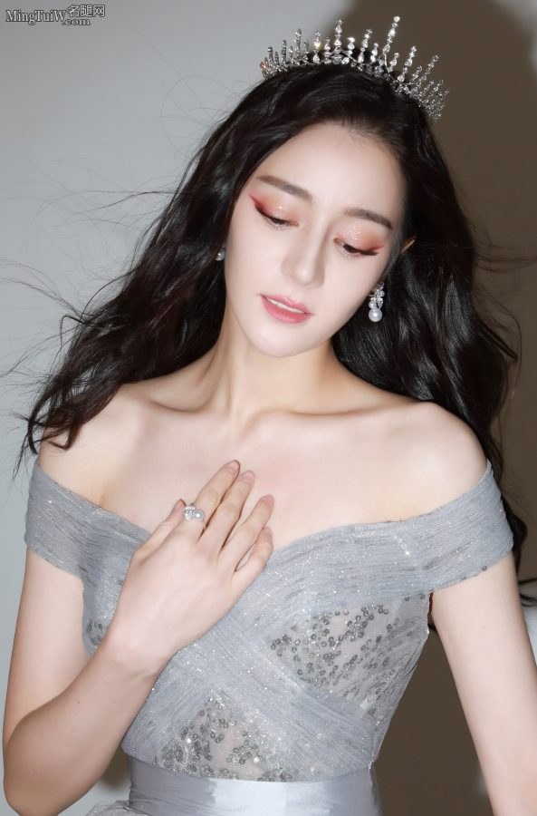 甜甜的公主迪丽热巴不愧被称为胖迪 果然这胸凶的可以(4/7)