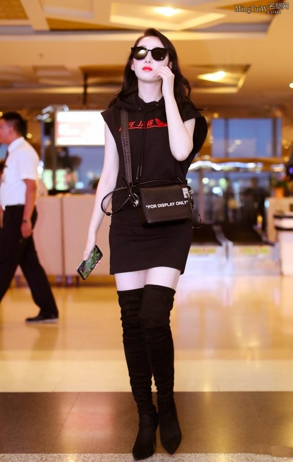蒋梦婕长靴美腿在机场抓紧时间玩王者荣耀(5/6)