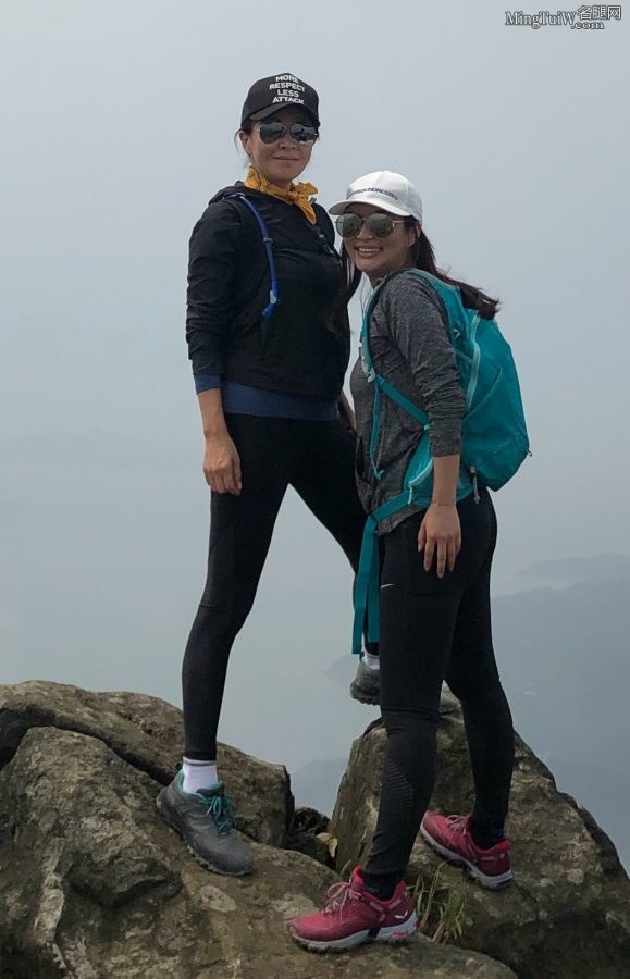 刘嘉玲登山穿弹力紧身裤显健美长腿(6/21)