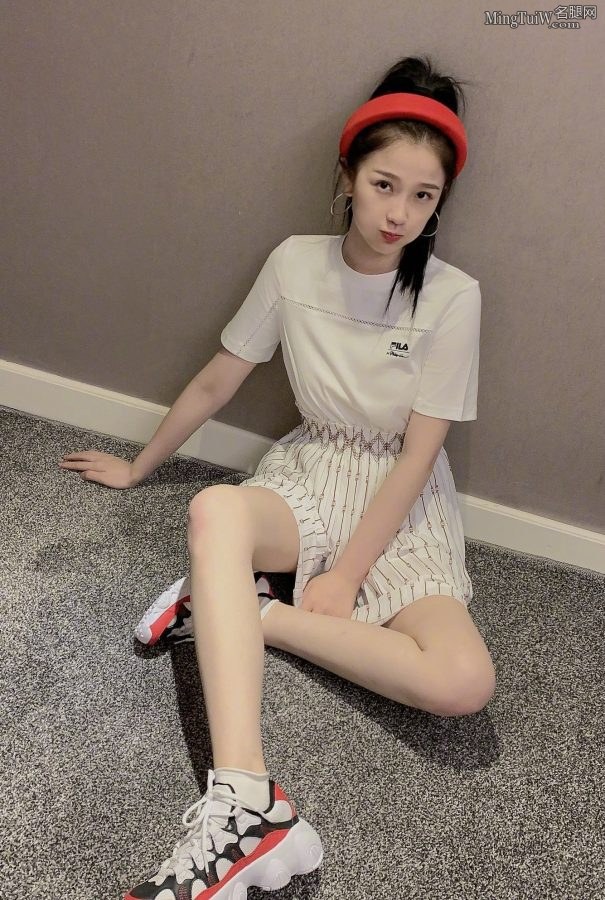 虞书欣穿短裙配运动鞋美腿白皙气质可爱(2/3)