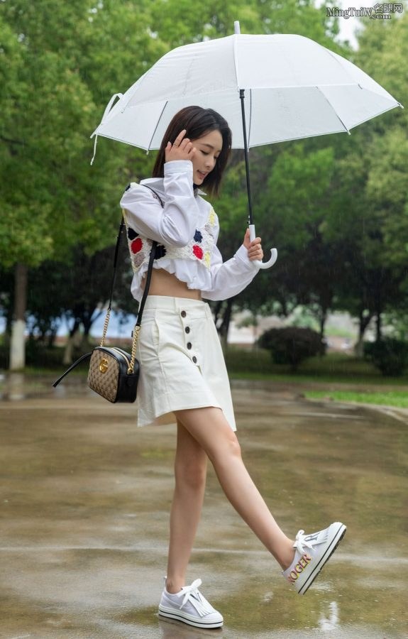 李沁雨中撑伞玉腿纤细想对她表白（第4张/共4张）