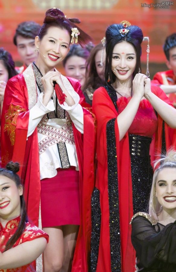 柳岩古装打扮露美腿录制《王牌对王牌》(3/3)