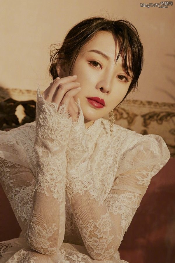 柳岩夹腿坐姿身材真的是标准S型(3/5)