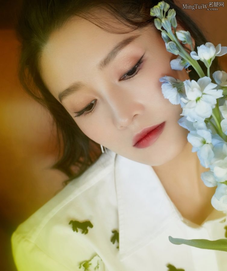 李沁可爱皮短靴玉腿亮晶晶(4/5)