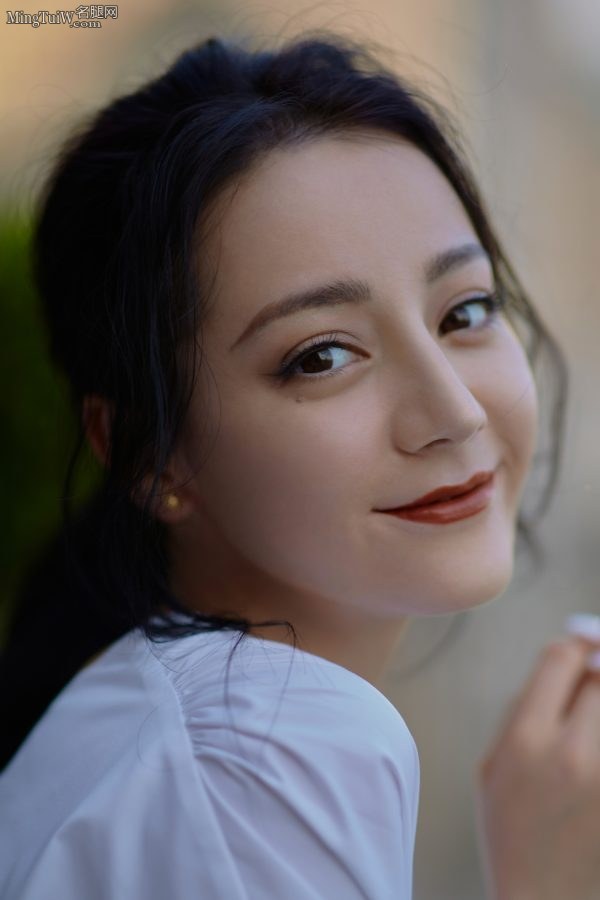迪丽热巴穿白裤大脚板踩透明细跟凉拖(4/11)
