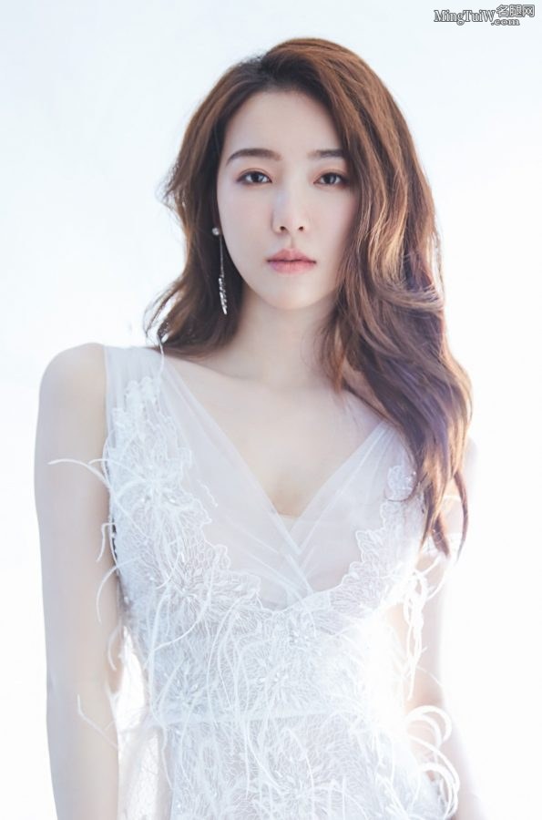 女明星宁心一袭羽毛低胸长裙展露玉背美沟(3/6)