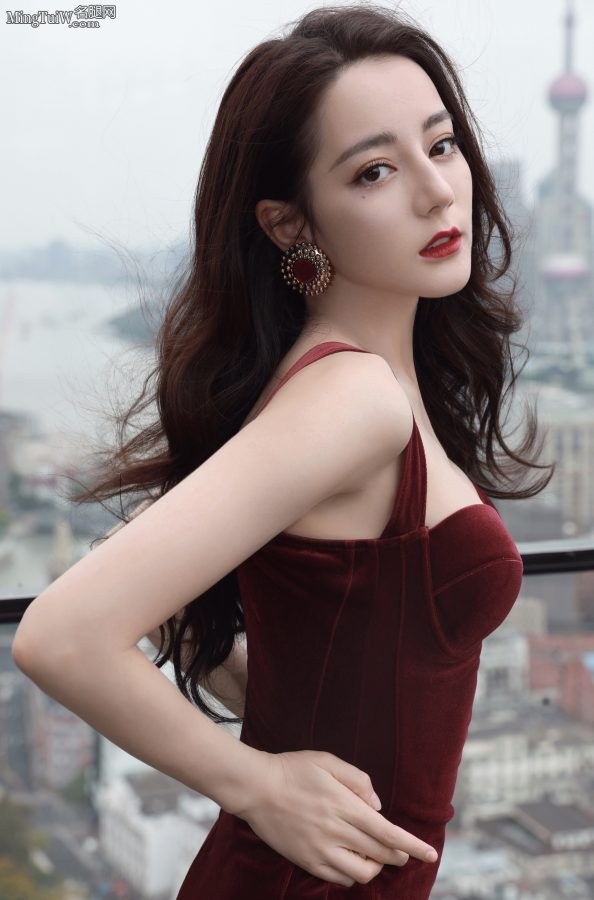 迪丽小热巴身穿低胸紧身裙这身材太好了(2/22)