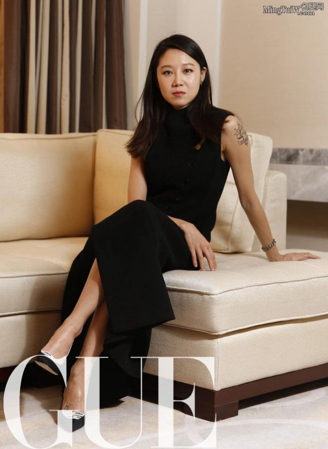 韩国美女孔孝真修长穿尖头高跟夹腿坐姿写真(5/8)
