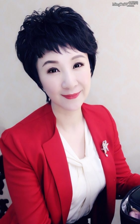 礼仪培训老师周思敏红西装套裙标准翘二郎腿坐姿(4/5)