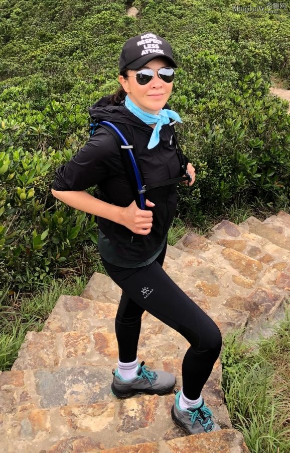 刘嘉玲登山穿弹力紧身裤显健美长腿(8/21)