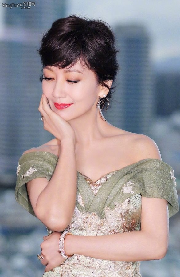 成熟韵味女星赵雅芝赵雅芝的光滑美背(2/5)