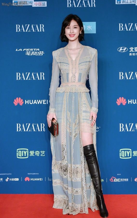 芭莎明星慈善夜张俪开叉裙配长皮靴简直美翻了(4/8)