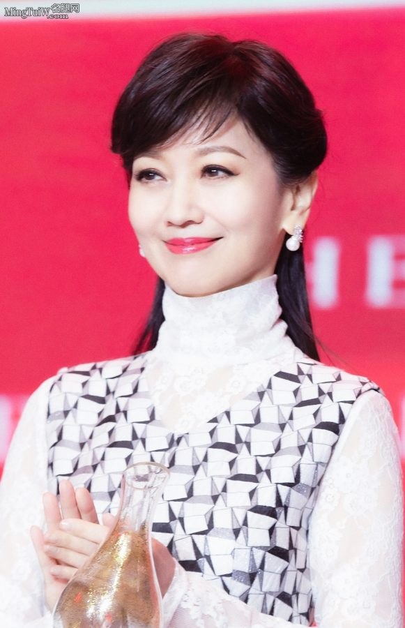 60多岁美女赵雅芝踩白色高跟美丽动人(2/3)