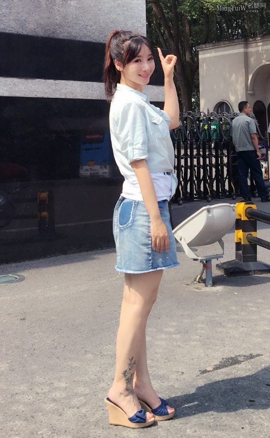 女主持柳岩脚穿坡跟高跟(2/2)