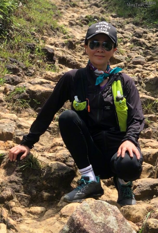 刘嘉玲登山穿弹力紧身裤显健美长腿(15/21)