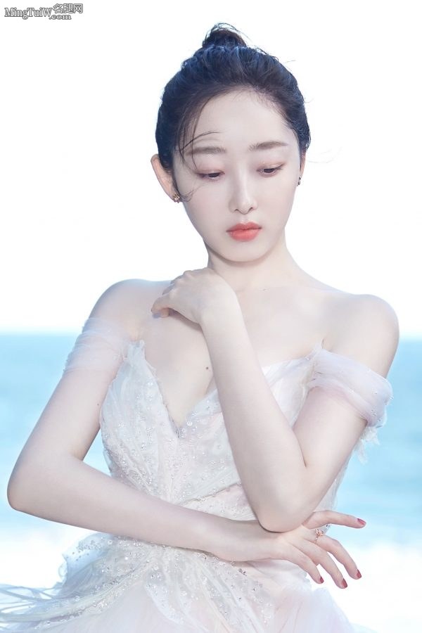 蒋梦婕深V低胸肌肤雪白(3/4)