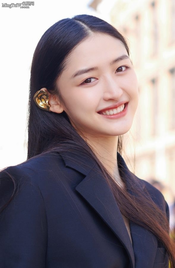 康可人参加时尚活动坐在前排展示精致的玉足(4/5)