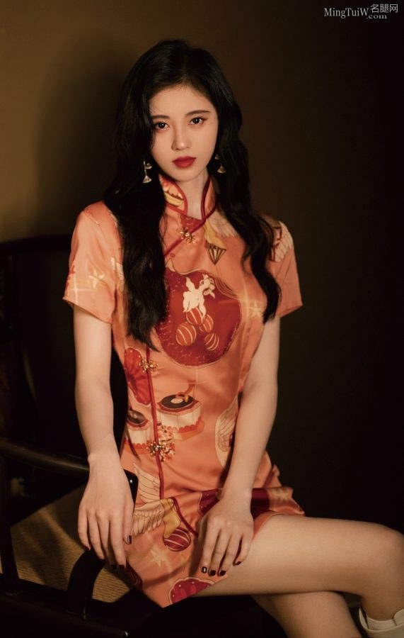 鞠婧祎短超短旗袍代言七度空间卫生巾(1/11)